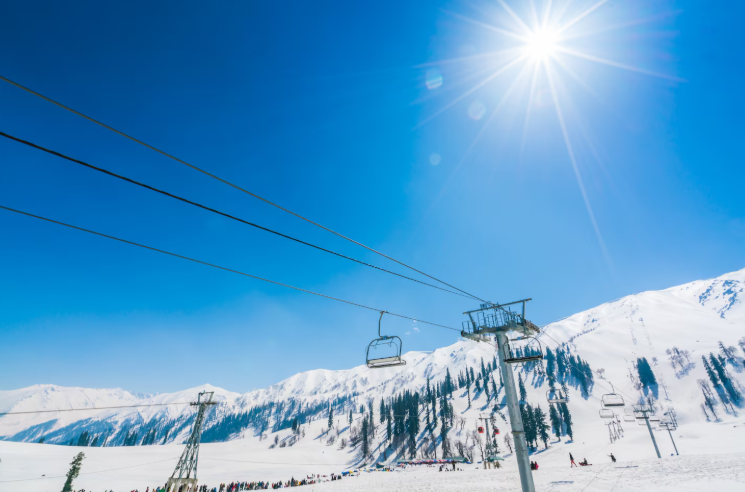 Paysage ensoleillé - remontées mécaniques Vue ensoleillée sur les montagnes enneigées - remontées mécaniques