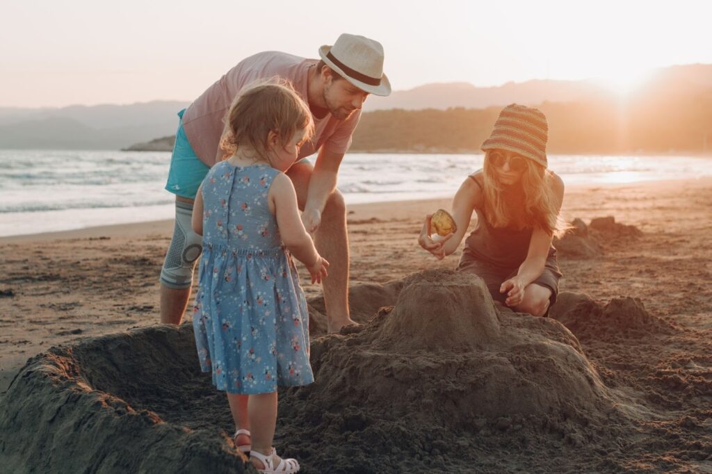 Famille jouant son enfant au bord de la mer - Pâques