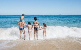 Famille se baignant en bord de mer