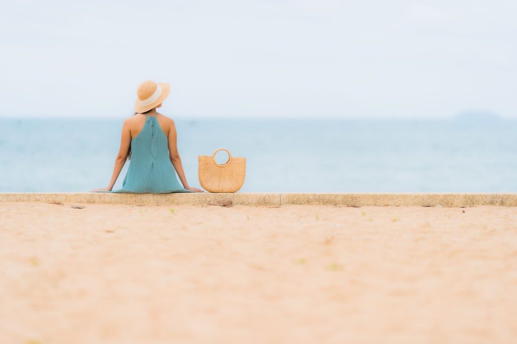 Personne seule qui admire la mer
