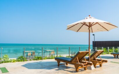 Résidence avec transats et parasol en bord de mer