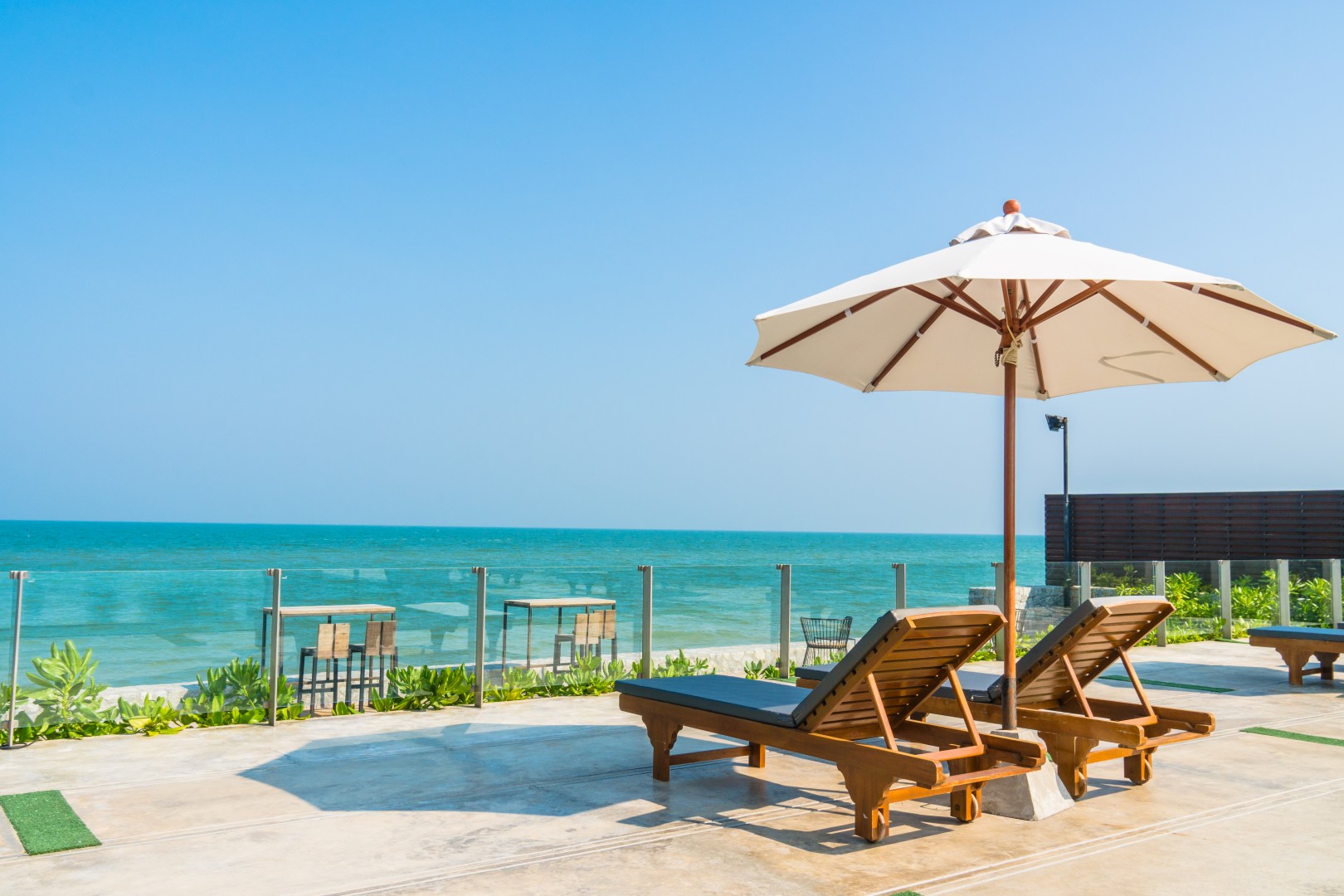 Résidence avec transats et parasol en bord de mer