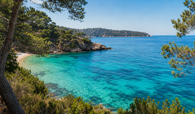 Crique de la Méditerranée aux eaux turquoise, idéale pour profiter d'une plage calme loin de la foule en été.