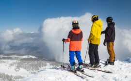 Famille-qui-regarde-la-vue-premiere-minute-ski