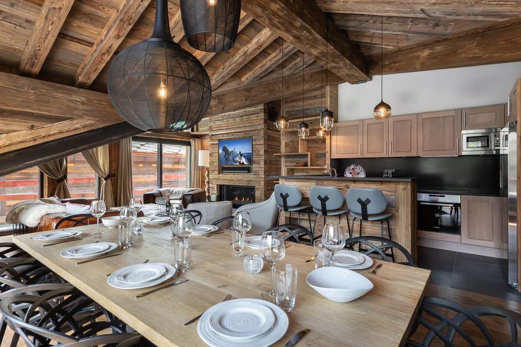 Intérieur salle à manger chalet au ski