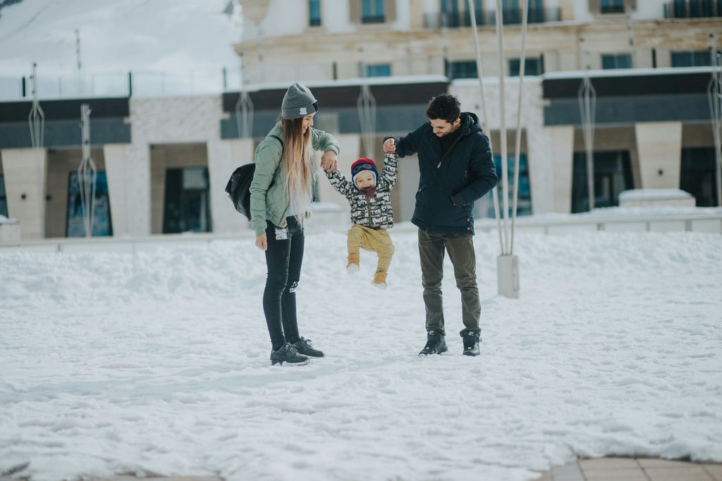 famille avec son enfant à la neige - Première minute ski