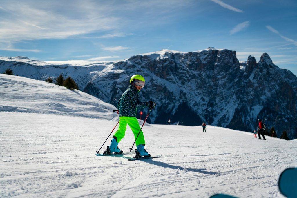 Enfant qui skie en hiver