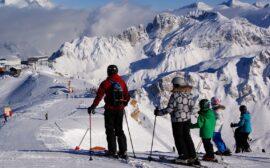 Famille au ski vue sur les pistes