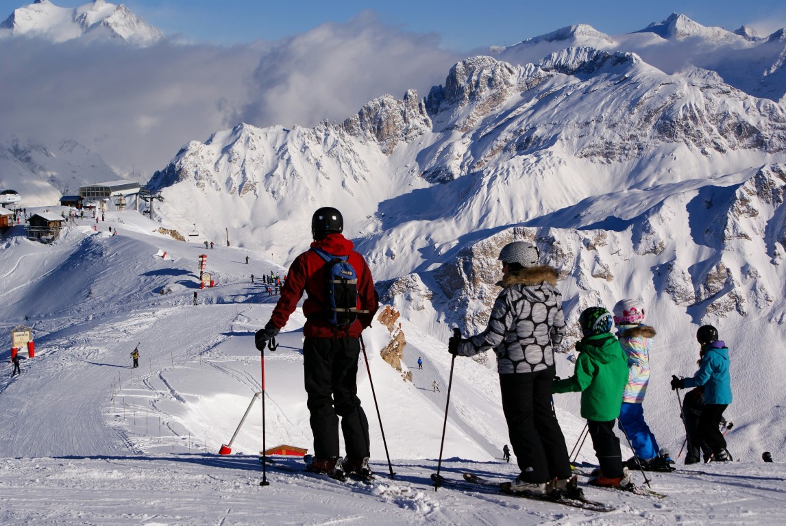 Famille au ski vue sur les pistes