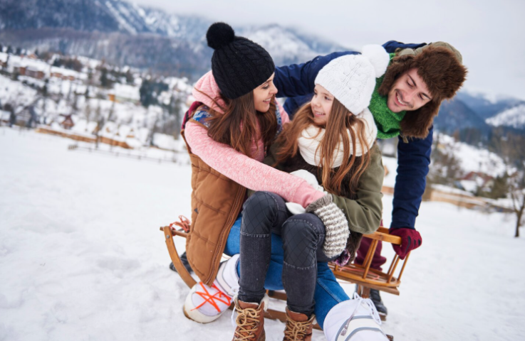 Amis s'amusant au ski