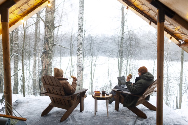 Des gens qui boient un chocolat en chaud en hiver dans un chalet
