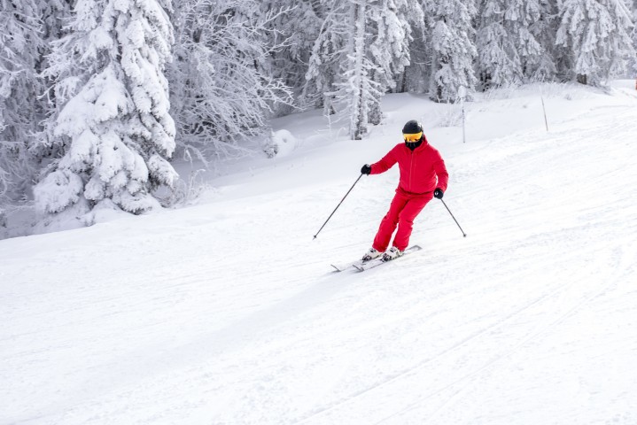 Personne skiant sur les pistes en pente