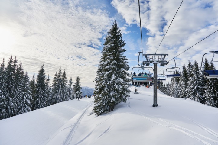 belle vue sur la station de ski avec remontées mécaniques et skieurs
